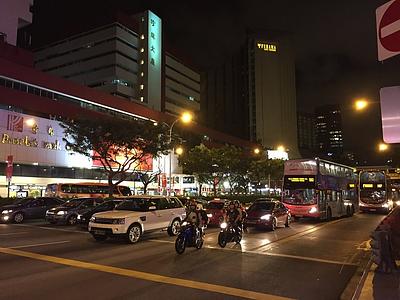 Auf den Straßen von Singapur - Schwüle Luxuswelt