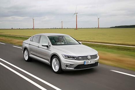 Vom Winde verweht: Der Passat GTE läuft rund 50 Kilometer mit einer Batterieladung – bei Rückenwind auch etwas mehr.