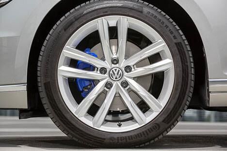 Heute mal blau: Die Bremssättel des Hybrid Passat tragen blau als Erkennungsmerkmal.