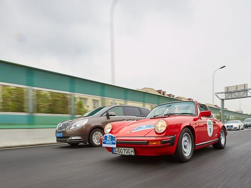 Bis zu 235 km/h ist er schnell.