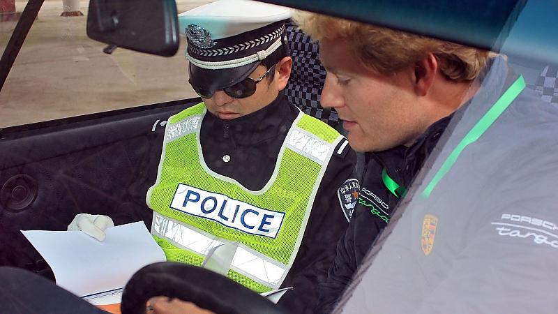 Da staunt selbst die Polizei in China, dass ein solch altes Auto noch so schnell bewegt werden kann.