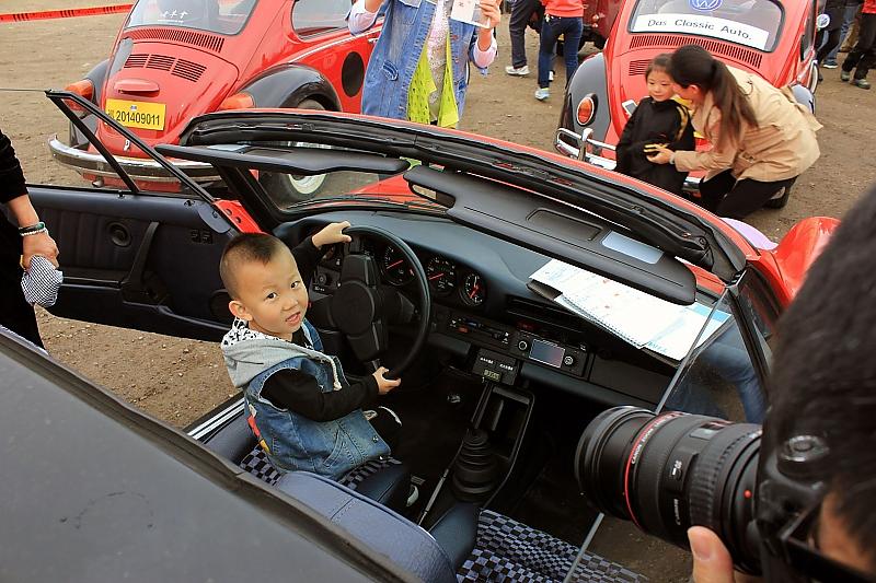 Ob Groß oder Klein - ein Porsche 911 SC Targa hat jede Menge Fans.