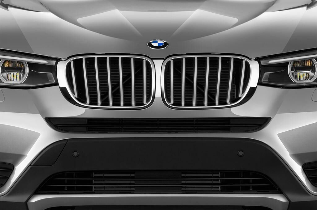 BMW X3 (Baujahr 2014) xDrive28i 5 Türen Kühlergrill und Scheinwerfer