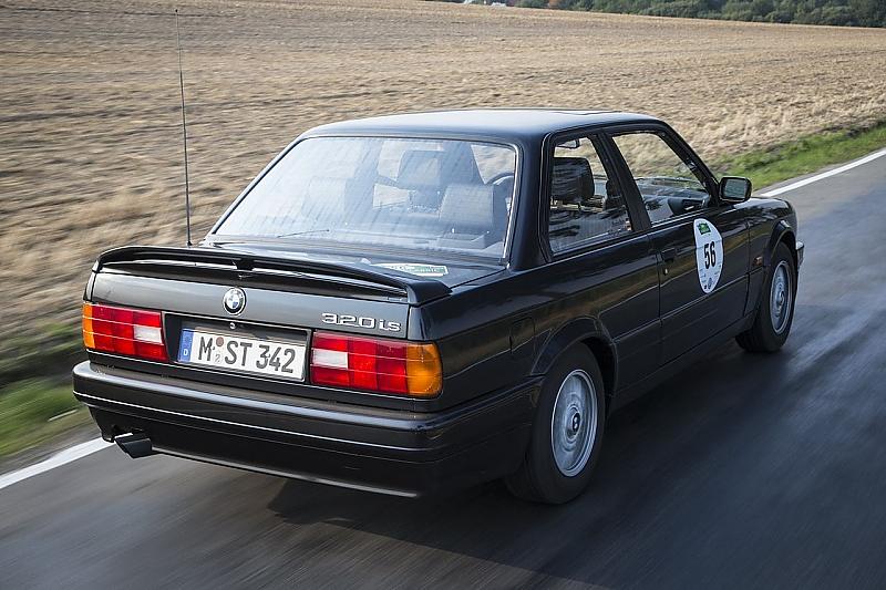 Der BMW 320is hat eine Höchstgeschwindigkeit von 227 km/h