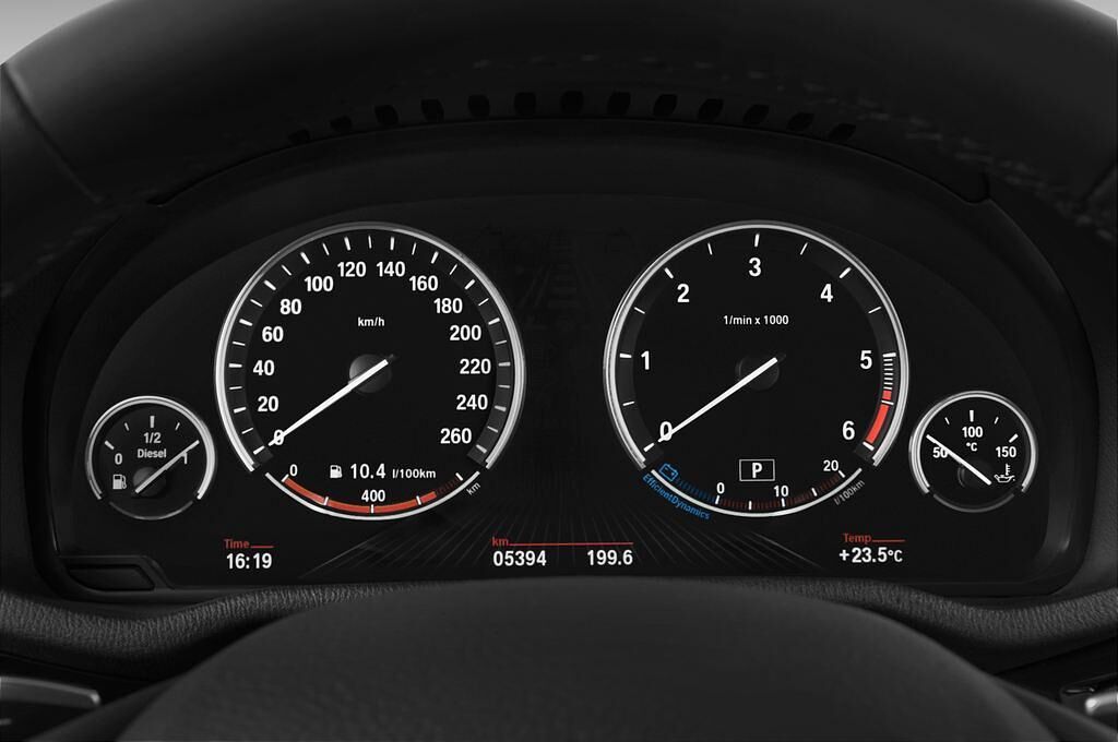 BMW X4 (Baujahr 2015) - 5 Türen Tacho und Fahrerinstrumente