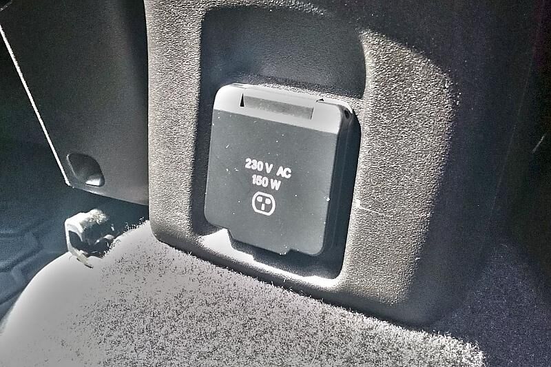 Ein 230 Volt-Anschluss befindet sich im Fond des Jeep Renegade Trailhawk.