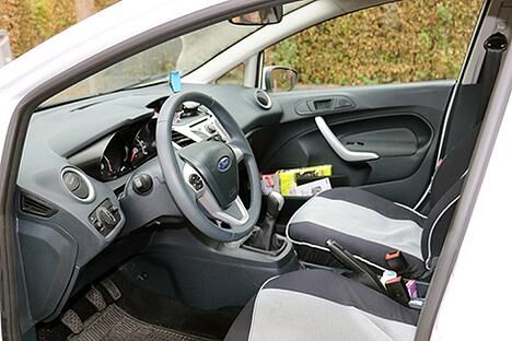 Das Interieur ist hochwertig. Es kommt vergleichsmäßig wenig Hartplastik zum Einsatz. 
