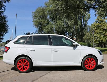 Bis auf die optionalen roten Felgen sieht unser Skoda Fabia Combi deutlich erwachsener aus, als die Fließheck-Version.