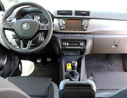 Das Interieur des Skoda Fabia Combi mit der höchsten Ausstattung "Style" ist VW-Konzern-typisch hochwertig und aufgeräumt gestaltet.