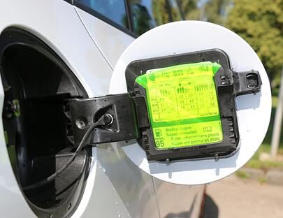 Gern gesehen bei Skoda, natürlich auch im Fabia Combi dabei: der obligatorische Eiskratzer im Tankdeckel.