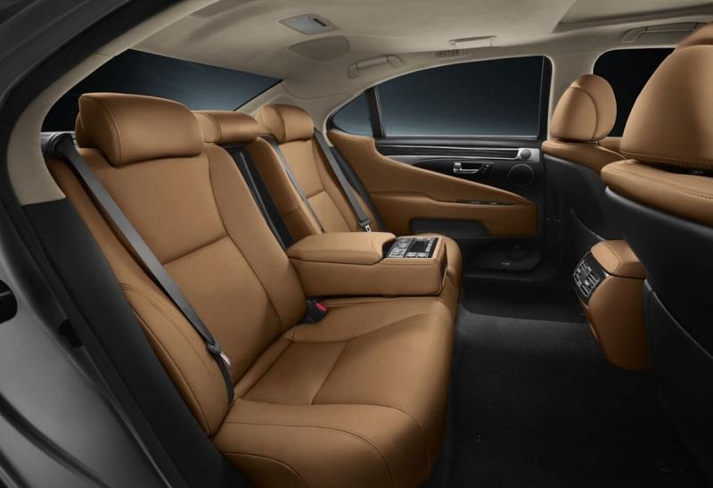 Lexus LS im Fond