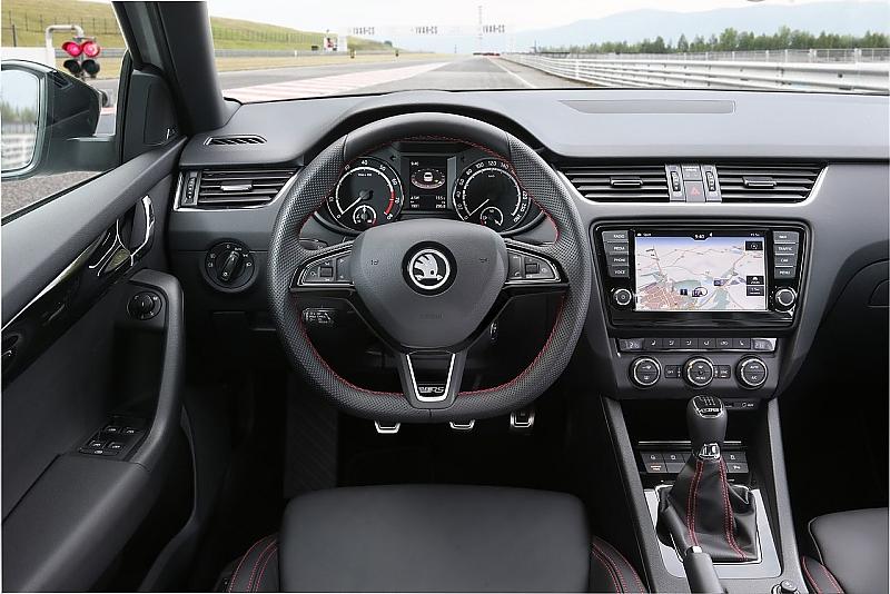 Sportliches Cockpit: abgeflachtes Lenkrad und rote Ziernähte