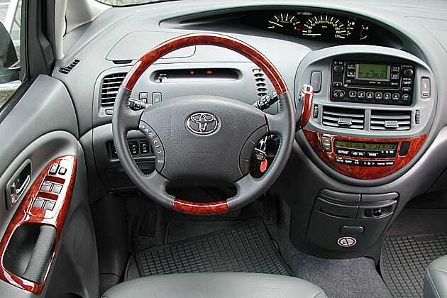 Previa Cockpit: Eigenwilliges Design, mäßige Qualität beim Kunststoff und schicke Holz-Applikationen