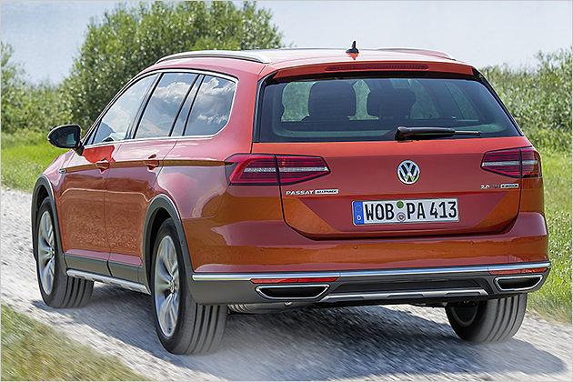 Dank des Allradantriebs 4Motion lässt sich der Alltrack problemlos über losen Untergrund bewegen