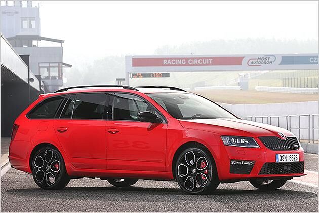 Erkennbar ist der Octavia RS 230 an schwarzen 19-Zoll-Rädern. Die Sättel der vergrößerten Bremsanlage leuchten rot