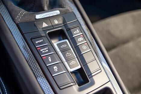 Männerspielzeug: Mit allerlei Schaltern lässt sich die Fahrdynamik des 911er 4 GTS Cabrios nochmals steigern.
