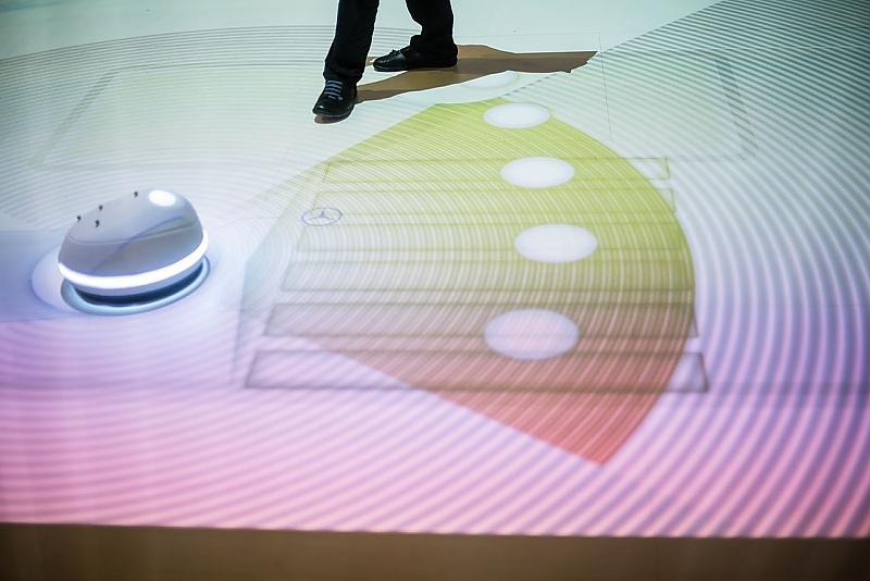 Bild 2: So wird der Verkehr der Zukunft aussehen: Autonom fahrende Autos erkennen Menschen und projizieren einen Zebrastreifen auf den Asphalt
