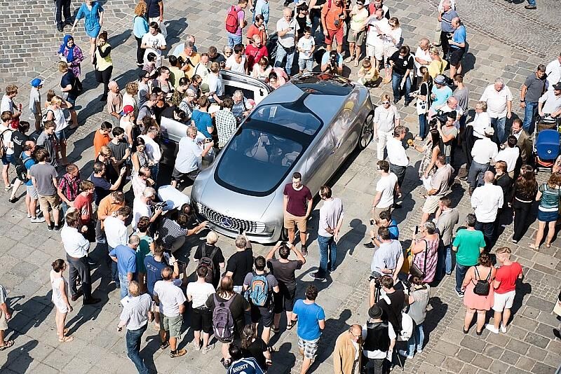 Das Mercedes-Konzeptauto F015 wurde auf ars electronica 2015 umlagert