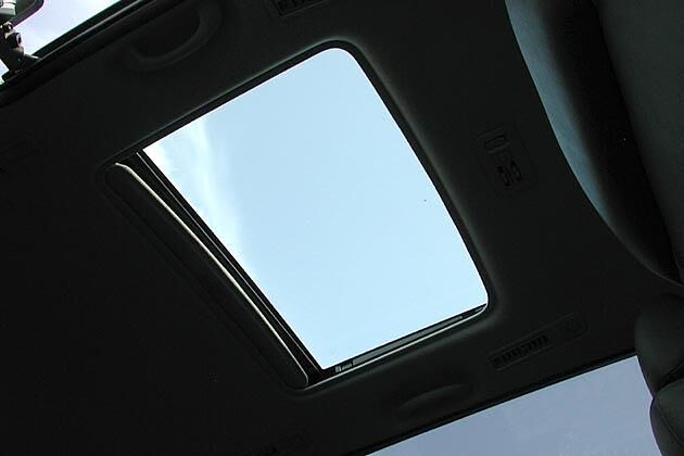Das große Panorama-Glasschiebedach sorgt für ein erhabenes Raumgefühl im Fond
