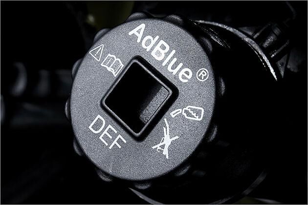 Um die Euro-6-Norm zu erreichen, wird ein AdBlue-System eingesetzt. Anders als zum Beispiel bei der C-Klasse ist der Tank ausreichend dimensioniert