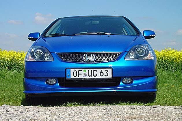 Neu für 2004: Kühlergrill in Wabendesign, neue Scheinwerfer und Blinker in den Spiegeln