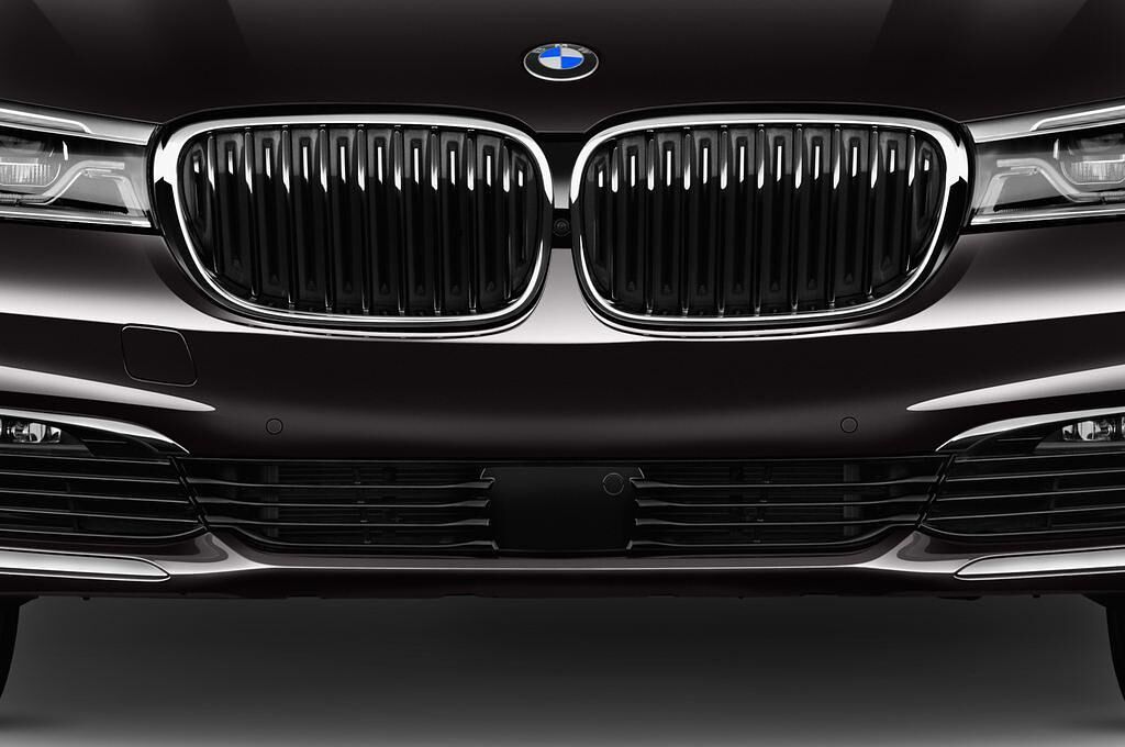 BMW 7 Series (Baujahr 2016) - 4 Türen Kühlergrill und Scheinwerfer