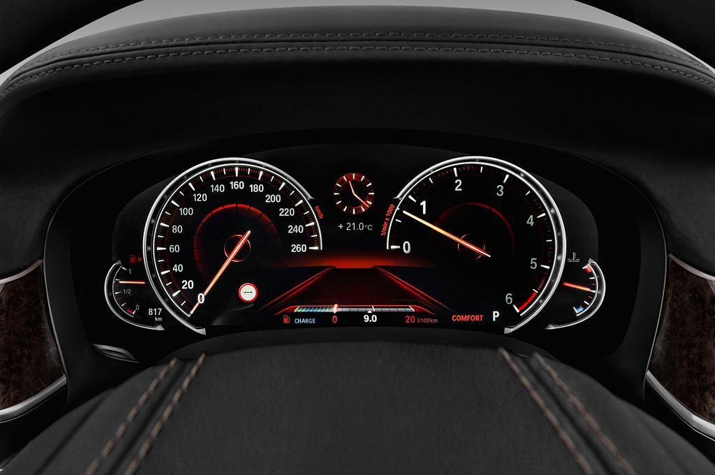 BMW 7 Series (Baujahr 2016) - 4 Türen Tacho und Fahrerinstrumente