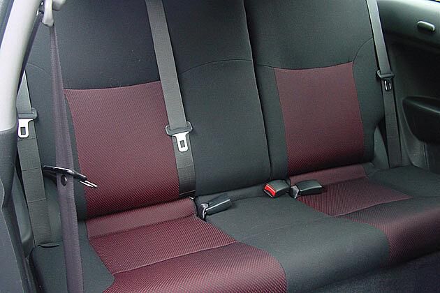 Hinten können zwei Passagiere bequem reisen