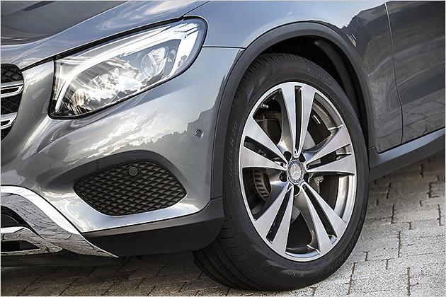 Zur Befüllung der Radkästen hält Mercedes bis zu 20 Zoll große Felgen bereit