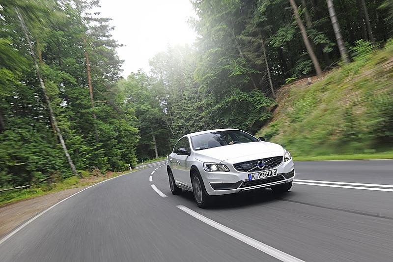 Unter Halblast lässt sich der Volvo S60 Cross Country entspannt bewegen