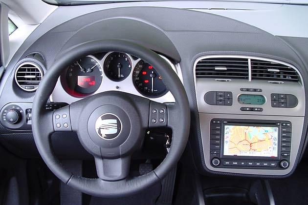 Übersichtlich und eigenständig: das Cockpit des Altea