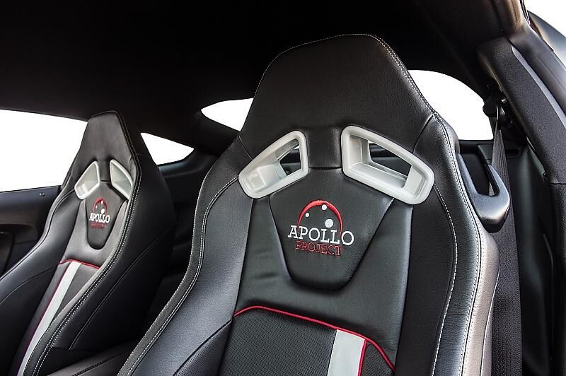 Der \"Apollo-Project\"-Schriftzug ist auf den Leder-Sportsitzen eingestickt