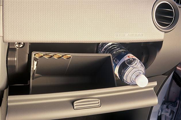 Cool: Die Kühlbox im Handschuhfach fasst eine 1,5 Liter Flasche