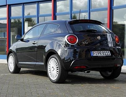 Der Alfa Romeo MiTo hat knackige Formen. Die hellen Felgen passen perfekt zum Auto.