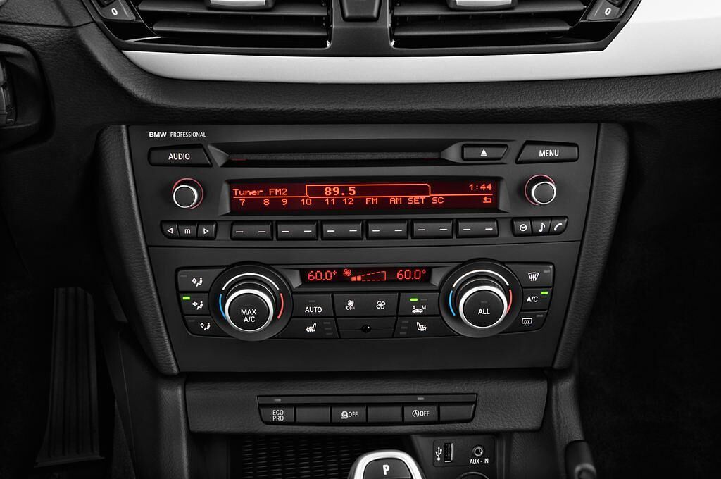 BMW X1 (Baujahr 2013) Sport Line 5 Türen Radio und Infotainmentsystem