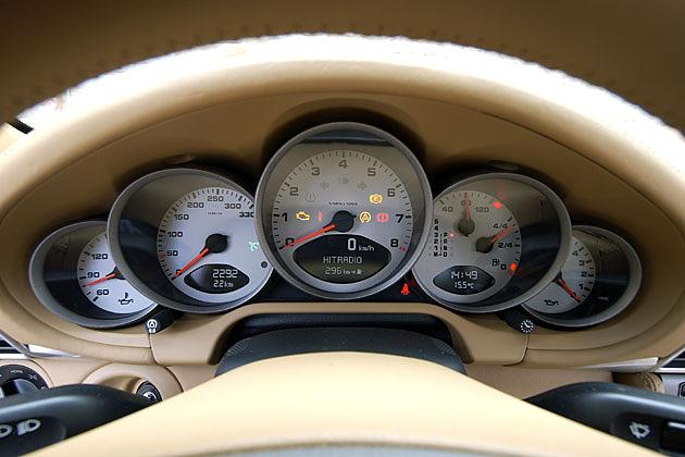 Neue Instrumente: Größer und besser abzulesen. Hier: weiße Zifferblätter des Carrera S