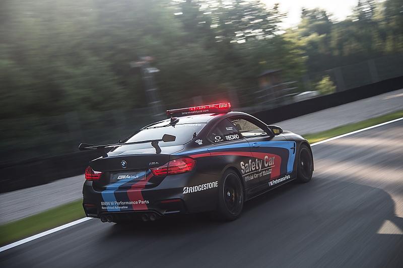 BMW M4 mit Wassereinspritzung - die Motorräder sehen den Bayern nur von hinten
