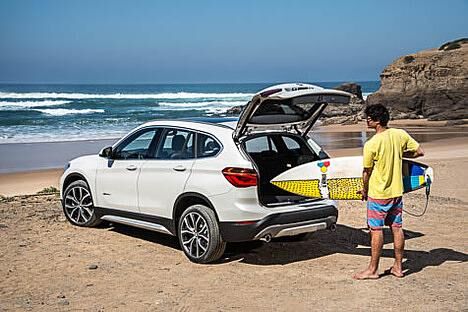 Lifestyle pur: Ob Gartenharke oder Surfbrett. Der BMW X1 schluckt jede Menge Gepäck.