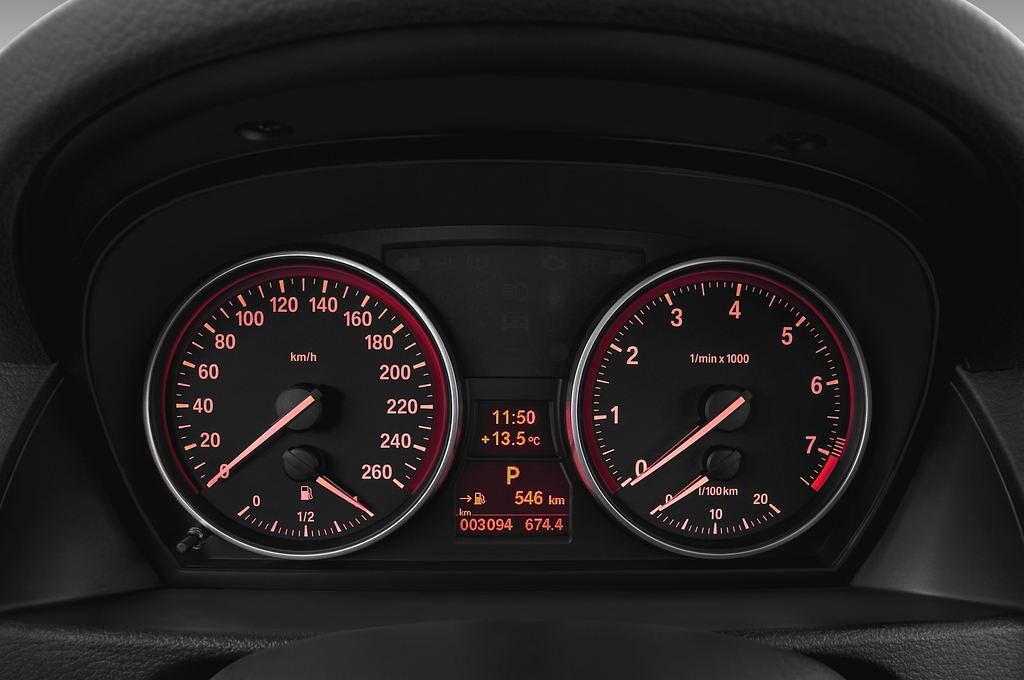 BMW X1 (Baujahr 2010) xDrive20d 5 Türen Tacho und Fahrerinstrumente