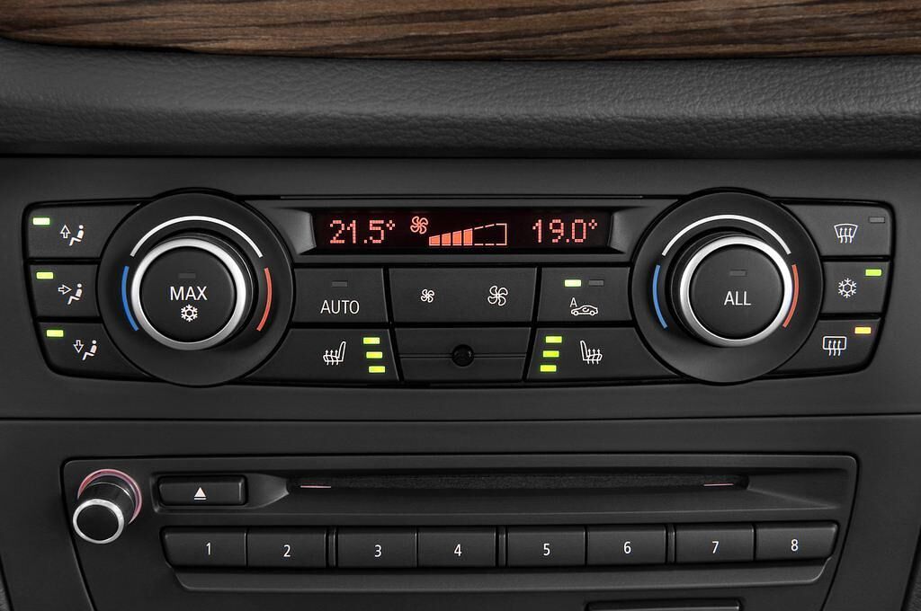 BMW X1 (Baujahr 2010) xDrive20d 5 Türen Temperatur und Klimaanlage