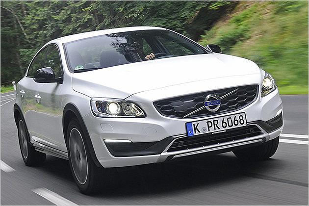 Der S60 CC kostet mindestens 43.840 Euro. Nicht gerade wenig, allerdings ist die Serienausstattung mehr als ordentlich
