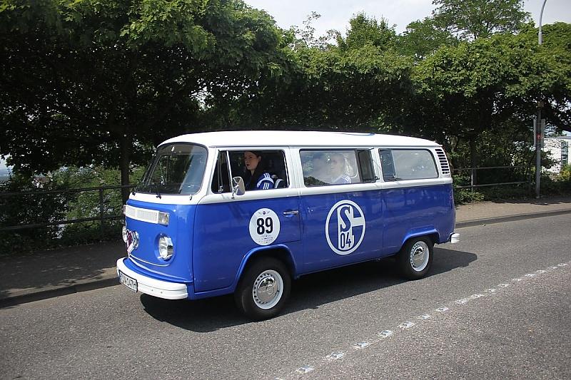 VW T2 Schalke Bulli von 1977 mit Gerald Asamoah
