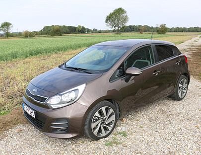 Das keilförmige Profil, der Kia-typische Grill, die Coupé-ähnliche Silhouette sowie das Heck mit einer hohen Kante – das alles kennt man schon.