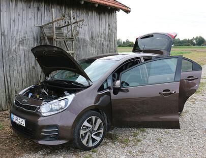 Unter der Wendybrown lackierten Motorhaube unseres Kia Rio Testwagens schlägt das Herz des 1,4-Liter Benziners mit 109 PS.
