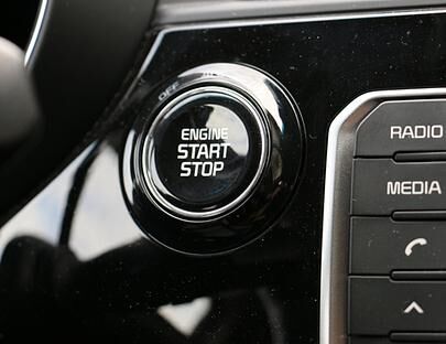 Mit Hilfe des Schlüssel-losen Startens kommt im Kia Rio ein Hauch von Oberklasse auf – mehr aber auch nicht.