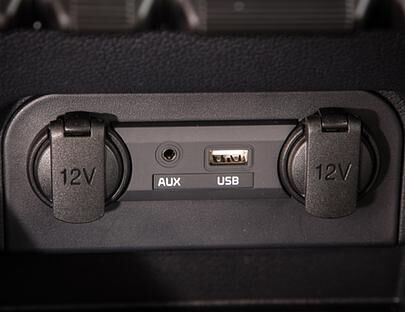 Praktisch: Neben zwei Zwölf-Volt-Buchsen bietet die Mittelkonsole des Kia Rio eine AUX- sowie eine USB-Schnittstelle.