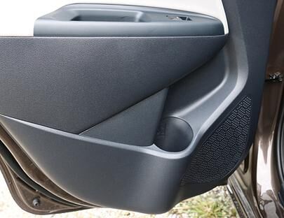 Prost: auch die hinteren Türen im Kia Rio beinhalten praktische Getränkehalter.