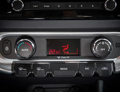 Gut gedacht, schlecht gemacht: Die Idee der Mischung aus Kippschaltern und Drehknöpfen ist pfiffig, die Materialqualität im Kia Rio hingegen lässt meist zu Wünschen übrig.