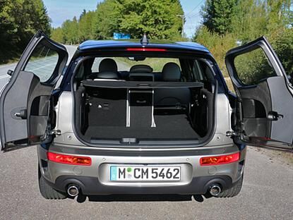 Komm in meine Arme: Der Kofferraum des Mini Clubman verlangt mit seinen geöffneten Hecktüren förmlich danach beladen zu werden.