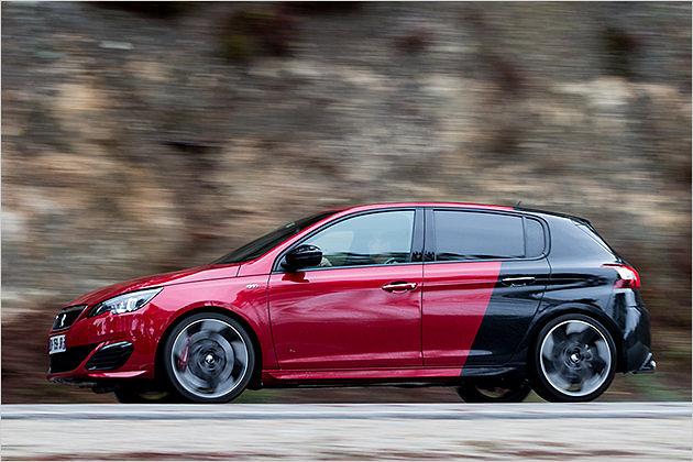 Peugeots Motorsportabteilung hat sich um den 308 GTi gekümmert. Das resultiert in 272 PS sowie einem aufwendig veränderten Fahrwerk. Wer die zweifarbige Farbe "Coupe Franche" verbrochen hat, ist bisher nicht bekannt